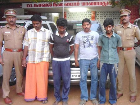 போலி நம்பர் பிளேட் பொருத்திய வாகனங்களில் வந்த 4 பேர் கைது