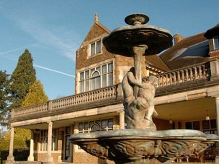 பெனாசிரின் லண்டன் பங்களாவில் செக்ஸ் ஷோ, நிர்வாண டென்னிஸ் நடத்துகிறார்களாம்!