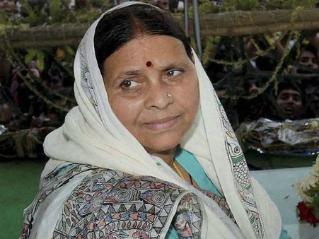 சோனியா, ராகுல் மாதிரி நானும், என் மகனும் கட்சியை நடத்துவோம்: ராப்ரி தேவி