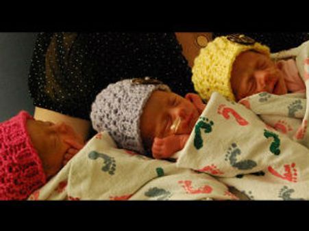 ஒரே கருமுட்டையில் உருவான ஒரே உருவத்திலான 3 பெண் குழந்தைகள்...இங்கிலாந்தில் ‘அபூர்வ’ப் பிரசவம்