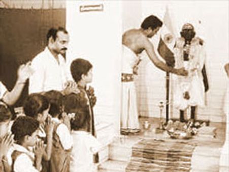 காந்தி ஜெயந்தி: ஈரோடு காந்தி கோவிலில் பொங்கல் வைத்து சிறப்பு பூஜை