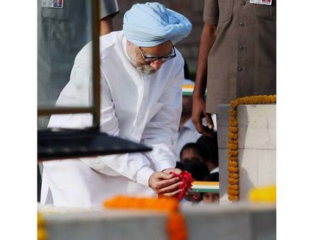 145-வது பிறந்த நாள்: காந்தி நினைவிடத்தில் சோனியா, மன்மோகன் அஞ்சலி! ராகுல் புறக்கணிப்பு!