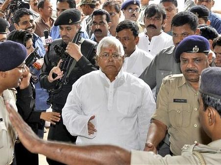 தீவன ஊழல் வழக்கு: லாலு பிரசாத் யாதவுக்கு 5 ஆண்டு சிறை! எம்.பி. பதவியை இழந்தார்!