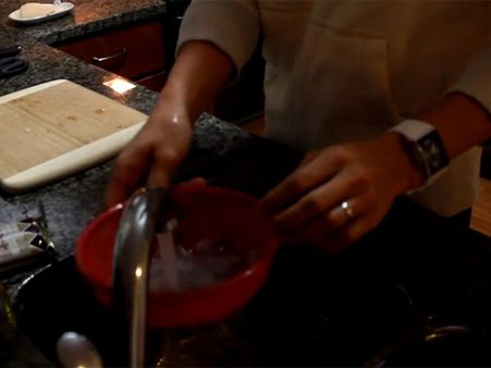 வீட்டு வேலையிலும் கொஞ்சம் ஹெல்ப் பண்ணுங்க பாஸ்!