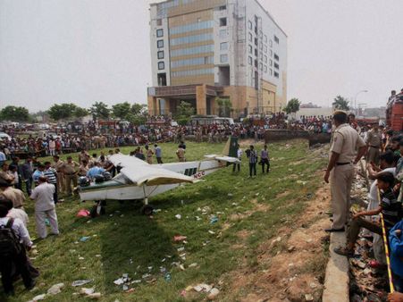 டெல்லி பூங்காவில் அவசரமாக தரையிறங்கிய 2 சீட்டர் விமானம்