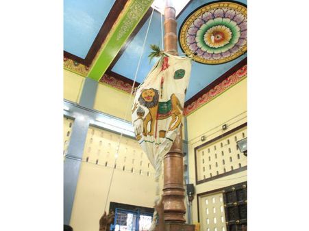 குலசேகரன்பட்டினம் தசரா விழா கொடியேற்றத்துடன் தொடக்கம்