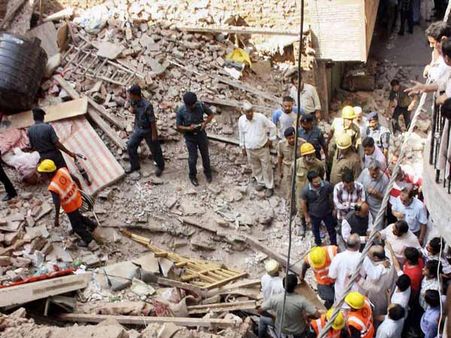 டெல்லியில் 150 ஆண்டு பழமை வாய்ந்த குடியிருப்பு கட்டிடம் இடிந்து விபத்து: அப்பா, மகன் பலி