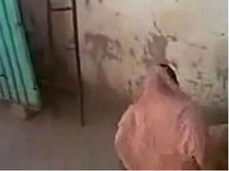 கணவரல்லாத ஒருவருடன் காரில் பயணம்... போலீசிடம் சராமாரி சவுக்கடி வாங்கிய சூடான் பெண்