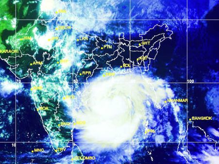 ஆந்திராவுக்கு 530 கிலோமீட்டர் தொலைவில் பாய்லின் புயல்