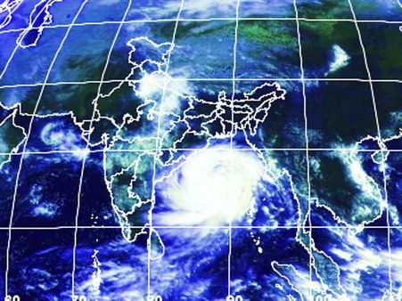 நெருங்கி வருகிறது பாய்லின் புயல்.. ஆந்திரா, ஒரிசாவில் ராணுவம் உஷார்