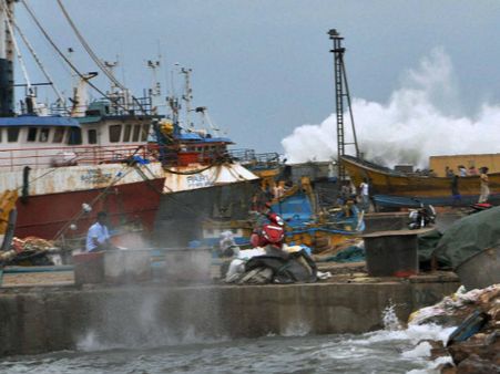 பாய்லின் புயலில் சிக்கி, கடலில் மூழ்கிய பனாமா நாட்டுக் கப்பல்: 18 ஊழியர்கள் உயிருடன் மீட்பு
