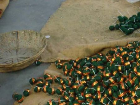 ஓசிப் பட்டாசு கேட்டு வராதீங்கப்பா...பட்டாசு ஆலை உரிமையாளர்கள் அதிரடி