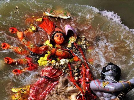 வடஇந்தியாவில் உருமாறிய துர்கா பூஜை! மகிஷாசுரனுக்கு வீரவணக்கம் செலுத்தும் நாளாக கடைபிடிப்பு!!