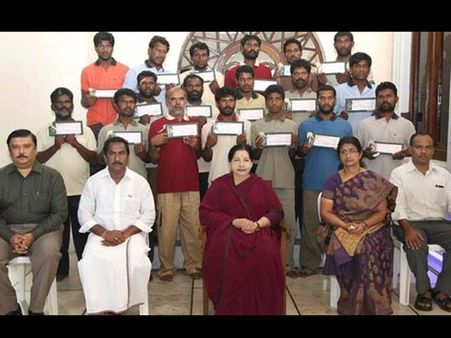 பாய்லின் புயல்: ஒடிசாவில் மீட்கப்பட்ட 18 தமிழக மீனவர்களுக்கு தலா ஒரு லட்சம் : ஜெயலலிதா