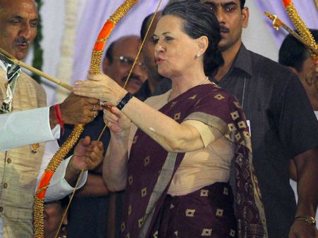 சோனியாவுக்கு உடம்பு சரியில்லை: போஸ்டர் ஒட்டிய உ.பி. காங்கிரஸார் 2 பேர் சஸ்பெண்ட்