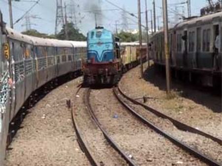 ரயில்பாதையில் பாறை... சென்னைக்கு வரும் ரயில்கள் தாமதம்