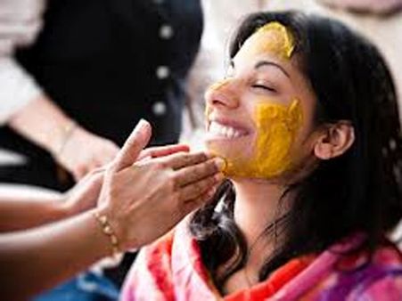 மஞ்சள் பூசி குளிங்க… கருப்பை புற்றுநோய் எட்டிக்கூட பார்க்காது!