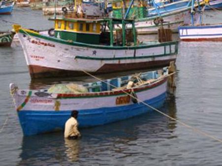 இலங்கை கடற்படையின் வெறித் தாக்குதல்- 4 மீனவர்கள் காயம்