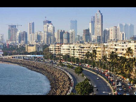 மும்பையில் கல்லூரி மாணவியை கட்டாயப்படுத்தி ஆசிட் குடிக்க வைத்து கடலுக்குள் தள்ளிவிட்ட வாலிபர்