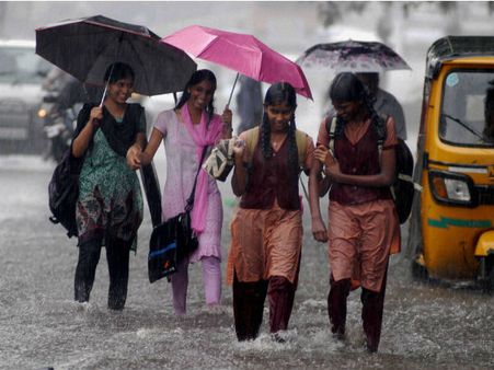 விடிய விடிய கனமழை… சென்னை உள்ளிட்ட 3 மாவட்ட பள்ளி, கல்லூரிகளுக்கு விடுமுறை