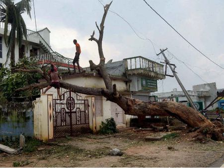 புயல் தாக்கிய இரவு பிறந்த குழந்தைகளுக்கு 'பாய்லின்' பெயர்