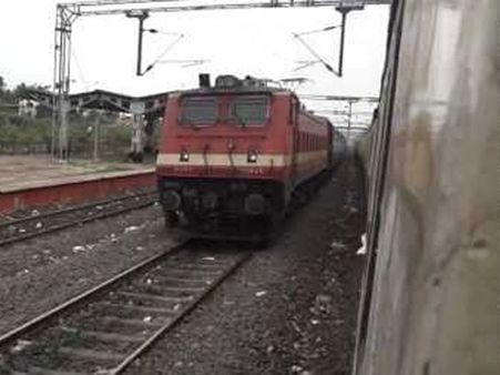 ஓடும் ரயிலில் கழிவறையில் பிரசவம்: தண்டவாளத்தில் விழுந்தும் காயமின்றி தப்பிய குழந்தை