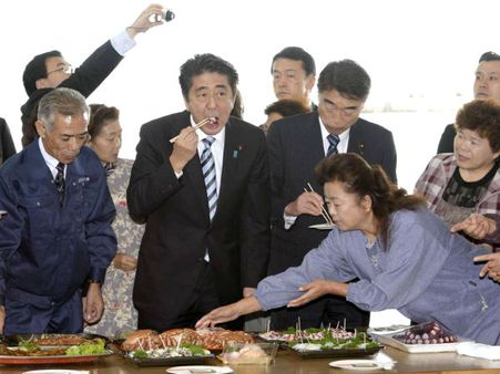 புகுஷிமா கதிர்வீச்சு: மக்களின் அச்சத்தைப் போக்க ‘ஆக்டோபஸ்’ சாப்பிட்ட ஜப்பான் பிரதமர்