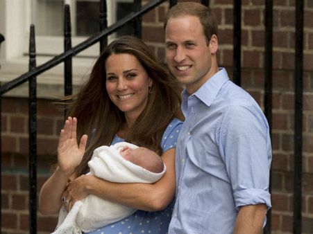 பெயர் சூட்டு விழா: செல்லப்பேரன் ஜார்ஜுக்கு பூந்தோட்டத்தை பரிசாக தரும் தாத்தா சார்லஸ்