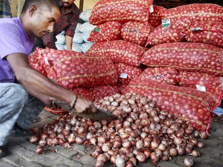 திருடப்படும் வெங்காயம்… தங்கம் போல பாதுகாப்பு தரும் போலீஸ்