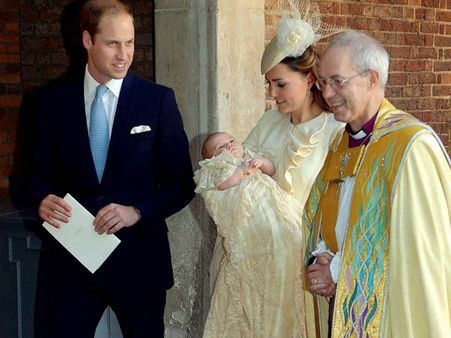 ஞானஸ்நானம்: லேஸ் கவுனில் அசத்தலாக வந்த 'குட்டி இளவரசர்' ஜார்ஜ்