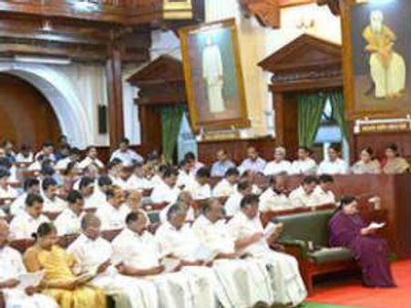 ஸ்மால் பஸ்களில் இரட்டை இலை விவகாரம்: சட்டசபையில் இருந்து திமுகவினர் வெளியேற்றம்!