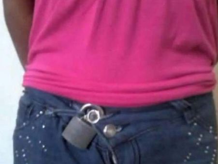 நடத்தையில் சந்தேகம்... 12 வருடங்களாக காதலியின் பேண்ட்டுக்கு 'கற்பு பூட்டு'ப் போட்ட காதலன்