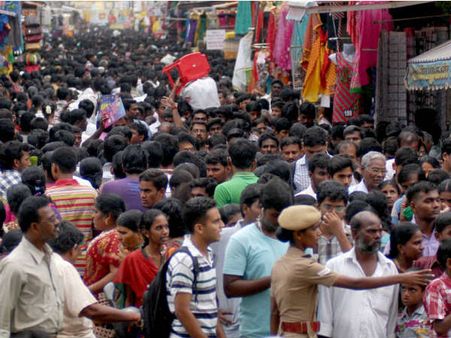 தீபாவளி: கடைவீதிகளில் குவியும் கூட்டம்… ரோந்துப் பணியில் போலீசார்