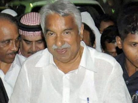 கேரள முதல்வர் மீது கல்வீச்சு - நெற்றி, மார்பில் காயம் - இருவர் கைது