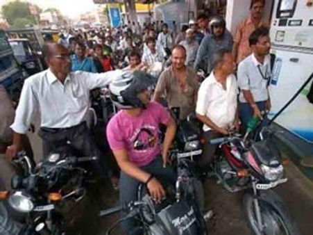 பெட்ரோல் விலை லிட்டருக்கு ரூ. 1.15 குறைப்பு: டீசல் 50 காசு உயர்வு!