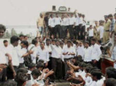 காமன்வெல்த் மாநாட்டில் பங்கேற்க எதிர்ப்பு: சென்னையில் ரயிலை மறித்த மாணவர்கள் கைது