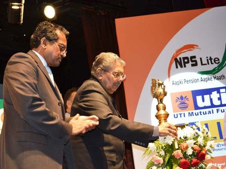 துபாயில் இந்திய தொழிலாளர்களுக்கான ஓய்வூதியத் திட்டத்தை துவக்கி வைத்த அமைச்சர் வயலார் ரவி