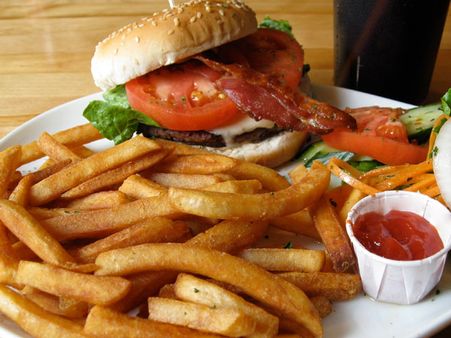 கையில காசே இல்ல புரோ... பீட்சா, பர்கர்தான் இன்னிக்கு ஆகாரம்... 'பாவப்பட்ட' இங்கிலாந்து மக்கள்...!