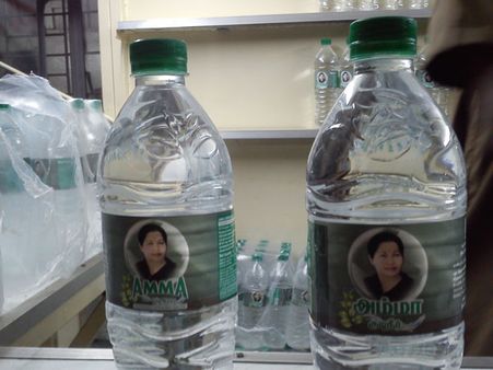 வெறும் பாட்டில்தான்.. அம்மா குடிநீர் பாட்டிலில் லேபிள் கூடாது.. தேர்தல் ஆணையம் அதிரடி