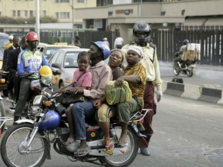 நடந்து போங்க பாஸூ... மோட்டார் சைக்கிள் ‘டாக்ஸி’ ஓட்டினா அபராதம்: லைபீரிய அரசு அதிரடி