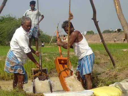பொய்த்துப் போனாயே பருவ மழையே.... தவிப்பில் மானாமதுரை விவசாயிகள்!