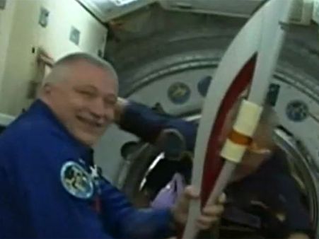 வரலாற்றுச் சாதனை: விண்வெளியில் ரவுண்ட் அடித்துவிட்டு பூமிக்குத் திரும்பியது ‘ஒலிம்பிக் ஜோதி’