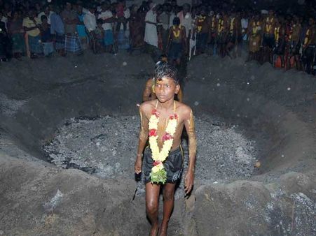 மொகரம் பண்டிகை: இந்துக்கள் கொண்டாடிய தீமிதி திருவிழா