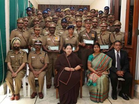 இந்துப் பிரமுகர்களைக் கொன்றதாக கைதானவர்களைப் பிடித்த போலீஸாருக்கு ஜெ. பாராட்டு, பரிசு