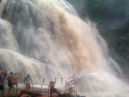 குற்றால அருவிகளில் அதிகாலையில் திடீர் வெள்ள பெருக்கு