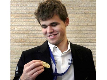 சாம்பியன் கார்ல்சனுக்கு ரூ. 9.9 கோடி பரிசு.. வழங்கினார் ஜெ.