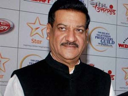 மகாராஷ்டிர முதல்வர் சவான் மனைவிக்கு ரூ.3000 வறட்சி நிவாரணம்