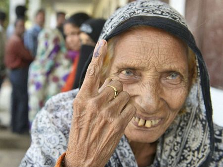 விறுவிறுப்பான வாக்குப்பதிவு: மத்தியப் பிரதேசத்தில் 71%, மிசோரமில்.. 82%