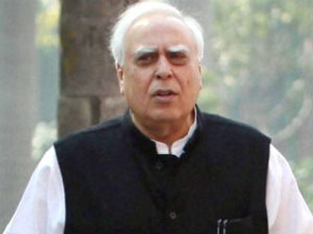 தருண் தேஜ்பால் உறவினரா? டெஹல்காவில் பங்கு உள்ளதா? சுஸ்மாவுக்கு கபில்சிபல் மறுப்பு