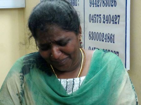 போலீஸ் இன்ஸ்பெக்டர் எனக்கூறி மோசடியில் ஈடுபட்ட பெண் கைது